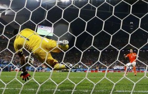 الأرجنتين تطيح بهولندا وتصطدم بالماكينات في النهائي