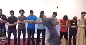 بالفيديو.. اميركي استهزأ بالمصلين ..شاهد كيف اتاه الرد من مصلٍ