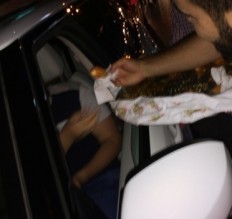 بالصور...توزيع حلوى في الرابية ابتهاجا بصواريخ القسام