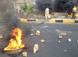 العشرات من شبان الزعتري بالمفرق يغلقون طريق بغداد الدولي بالحجارة
