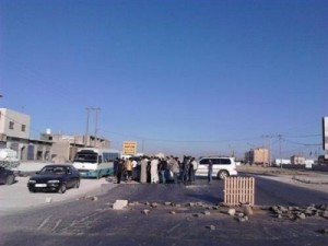 بالصور....الزعتري ..احتجاجات واغلاق طريق بغداد والدرك يتدخل بـ"المسيل للدموع"