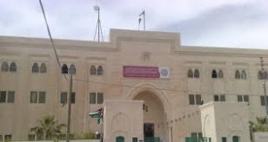 بالتفاصيل ... مشهد مريباً و غير حضاري على درج جامعة العلوم الاسلامية العالمية