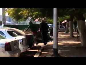 بالفيديو.. شاب يرشق مرتضى منصور بماء النار "الحارق" على وجهه