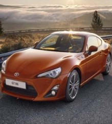 كويتي يهدي صديقته سيارة فارهة مسروقة كل شهر