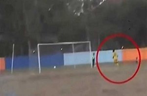 بالفيديو.. اغرب فيديو من عالم كرة القدم.. فريقان يتعمدان الخسارة لعدم مواجهة فريق عصابات المافيا ببلادهم !