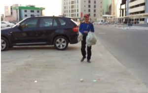 مليونير كوري يمتهن جمع القمامة بالبحرين منذ 11 عاماً .. فيديو
