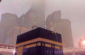 بالفيديو.. أمطار غزيرة تهطل على الكعبة المشرفة