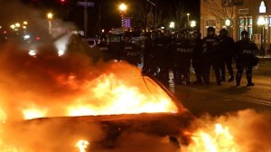 فيرغسون تشتعل بعد تبرئة الشرطي قاتل الشاب الأسود ... (فيديو)