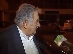 بالفيديو.. مشرد يستجدي "خوسيه " افقر رئيس في العالم.. شاهد ماذا حدث ؟