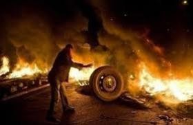 معان..محتجون يغلقون تقاطع "مريغا" بالحجارة والاطارات المشتعلة اثر وفاة شخصين بحادث سير