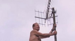 يُمنع ارتداء الملابس حتى للعمل ... تعرف على القرية "السرية" التي يعيش سكانها عراة