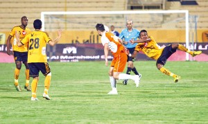 عدوى سواريز تنتقل الى الدوري الكويتي. . .العض في المؤخرة سلاح اللاعبين الجديد . . شاهد الفيديو