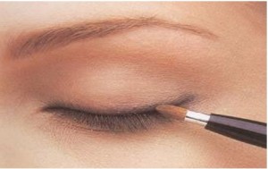 فتاة تصاب بالعمى بعد استخدامها لـ كحل من سوق شعبي