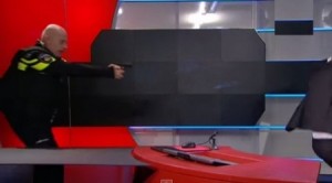 بالفيديو.. مسلح يقتحم قناة تلفزيونية على الهواء مباشرة