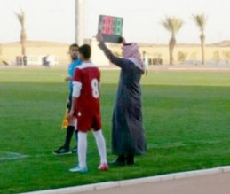 بالفيديو.. حكم سعودي يرتدي الدشداشة والشماغ في مباراة رسمية