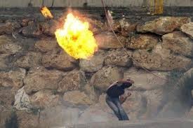 اصحاب سوابق يداهمون منزل مديرة مدرسة بــ16 زجاجة حارقة "ملتوف" في الزرقاء