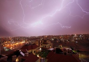 عاصفة رعدية قوية تؤثر على المملكه عصر الأربعاء الى فجر الخميس