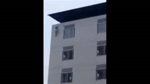 بالفيديو.. لحظة انتحار فتاة قفزًا من أعلى سطح مستشفى