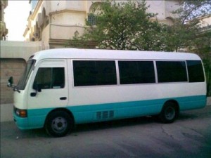 سائق باص عمان - صويلح يتوقف في منتصف الطريق ويصمم على خروج فتاة .. والسبب ؟!