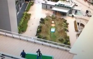 بالفيديو.. مدرب يسجل هدفا أسطوريا من فوق سقف فندق!