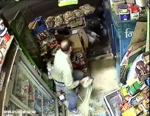 بالفيديو .. لحظة تصدي صاحب محل لحرامي حاول سرقته