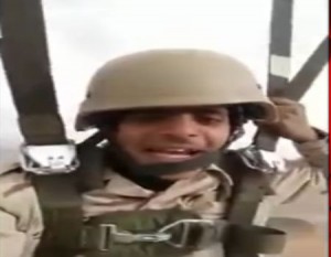 بالفيديو .. جندي يشعل مواقع التواصل بمقطع كوميدي أثناء إسقاطه باليمن