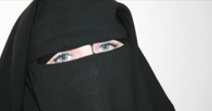 بالفيديو..فتاه فرنسية تخلع نقابها على الهواء مباشرة والسبب " مفاجأة مذهلة "