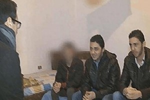 بالفيديو ولهذه الأسباب .... أم تسجن أبناءها الثلاثة بالمنزل 17 عاماً