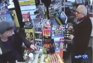 بالفيديو.... عجوز مسلح يسرق سوبر ماركت ويفر هاربا