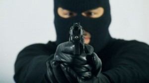 مسلحون انتحلوا شخصية رجال أمن ..يعتدون على "طبيب" ويسلبون منه (4) ألاف دينار في طبربور