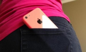 آبل مهددة بالمقاضاة بعد انفجار آيفون بجيب طفلة