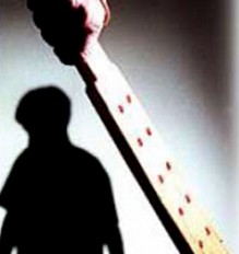 ﺧﺮﺝ ﻣﻦ ﺻﻼﺓ ﺍﻟﺠﻤﻌﺔ ﻓﻮﺟﺪ ﺯﻭﺟﺘﻪ ﺑﺎﻧﺘﻈﺎﺭﻩ امام المسجد ﺑﺎﻟﻌﺼﺎ ﻓﻲ ﺻﻮﻳﻠﺢ !!