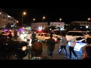 فتاة عشرينية تتعرى بالكامل أمام مختار مول في عمان..السبب؟!!