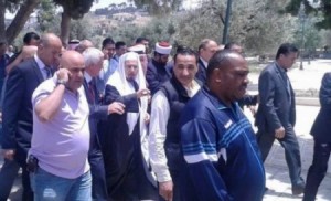 بالفيديو .. هذا ما جرى اثناء خطبة "أحمد هليل" في المسجد الاقصى ..!