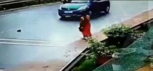 بالفيديو .. ماذا حدث لفتاة حاولت التقاط حذائها وسط طريق سريع