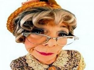 مواطن يتعرى من ثيابه ويلقيهم بوجه حماته في عمان ويصرخ "حلو عني"... والسبب!!