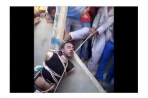 تفاصيل أبشع جريمة قتل بسبب الميراث..شاب يقتل ابن خالته وشقيق القتيل يشنقه أمام المارة بعد توثيقه بالحبال