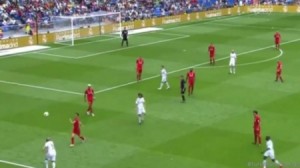 بالفيديو .. روبرتو كارلوس يعود لمهاراته من بوابة ريال مدريد