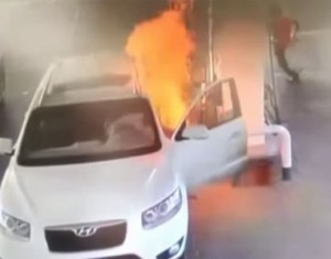 بالفيديو .. لحظة اشتعال سيارة أثناء تزودها بالوقود في محطة بعمان