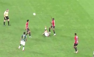 بالفيديو.. لاعب أرجنتيني يبتدع تمريرة خيالية