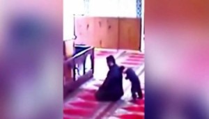 بالفيديو.. حاول إزعاج والده في صلاته فماذا كانت النتيجة؟