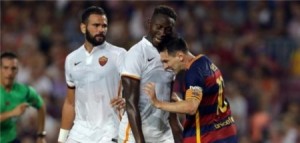 بالفيديو .. ليونيل ميسي يفقد أعصابه وينطح مدافع روما مابو مبيوا