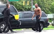 بالفيديو ..رد فعل جنوني من رجل وجد لص يسرق البنزين من سيارته