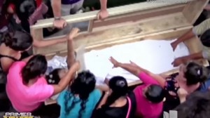 بالفيديو: استفاقت داخل قبرها... ثمّ توفيت من جديد