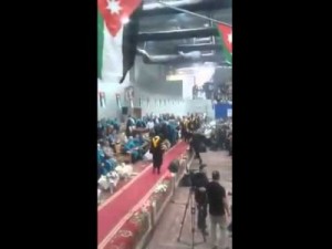 فيديو جديد ....بعد "البصق" .. الاعتداء بالضرب على نفس الدكتور في تخريج ‫‏جامعة جدارا‬