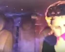 فيديو مروع لاشتعال النار بثلاثة شبان داخل سيارتهم.. والسبب "بخاخ ملابس"