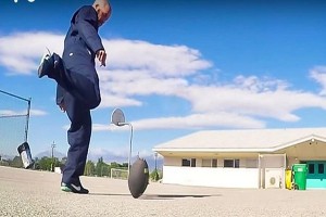 بالفيديو: حارس مدرسة يصبح شخصية إنترنت شهيرة بسبب مهارته بركل الكرة