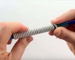 بالفيديو .. اكتشفوا ماذا يحصل حين نلف شاحن الهاتف حول قلم!