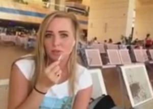 بالفيديو.. فتاة روسية تنجو بأعجوبة من تحطم الطائرة في سيناء..!!