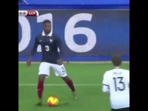 بالفيديو...ردة فعل مدافع المنتخب الفرنسي بعد سماعه لصوت انفجارات باريس